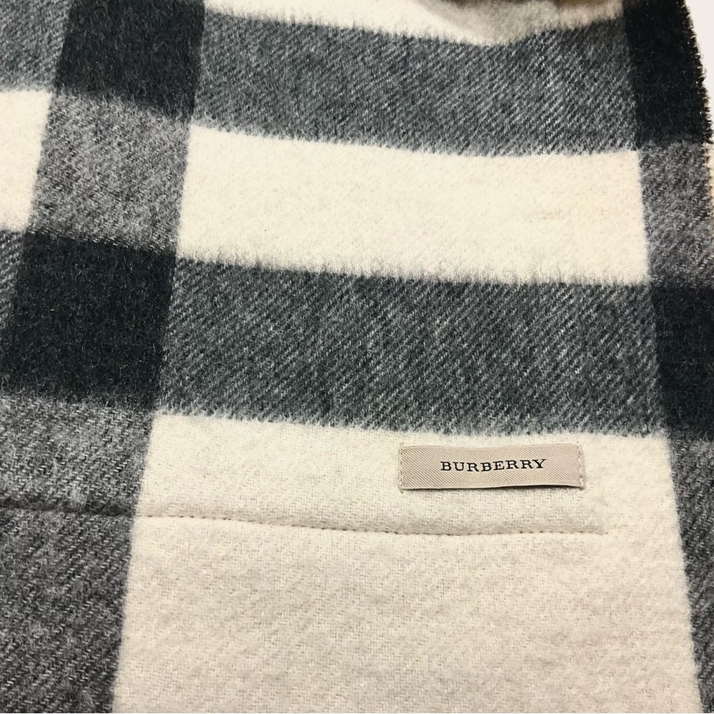 BURBERRY ST. HELEN REVERSIBLE POCKETS SCARF / WRAP. - Picture 8 of 9